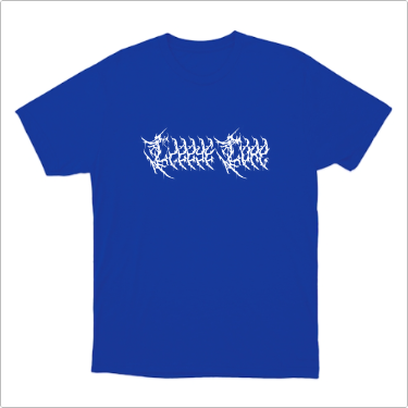 Camiseta com estampa frontal de letras estilizadas em design arrojado, com contornos irregulares e aparência similar a ramos entrelaçados.