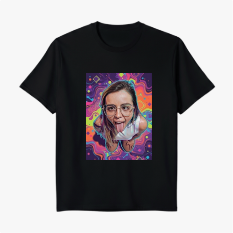 Camiseta com estampa frontal de retrato feminino em estilo digital, sobre um fundo psicodélico vibrante com padrões abstratos e formas geométricas.