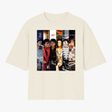 Camiseta com estampa frontal de colagem de capas de álbuns icônicos, retratando um artista famoso em diferentes poses e trajes marcantes.