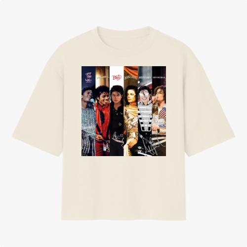 Camiseta com estampa frontal de colagem de capas de álbuns icônicos, retratando um artista famoso em diferentes poses e trajes marcantes.