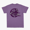 Camiseta com estampa frontal de locomotiva circular e texto "suporte 73", e estampa traseira maior similar, destacando detalhes vintage da locomotiva.