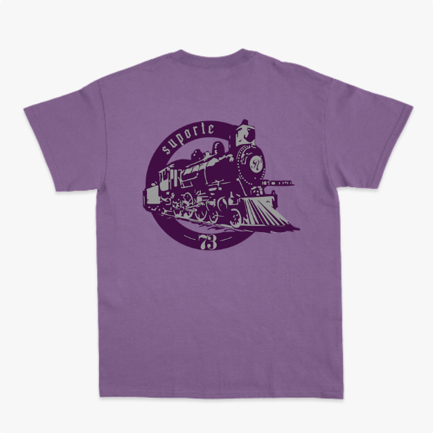 Camiseta com estampa frontal de locomotiva circular e texto "suporte 73", e estampa traseira maior similar, destacando detalhes vintage da locomotiva.