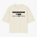 Camiseta com estampa frontal de texto "Transmasculino é raro mas acontece" e ícone; estampa traseira de gráfico circular com a palavra "TRANSVESTICO".
