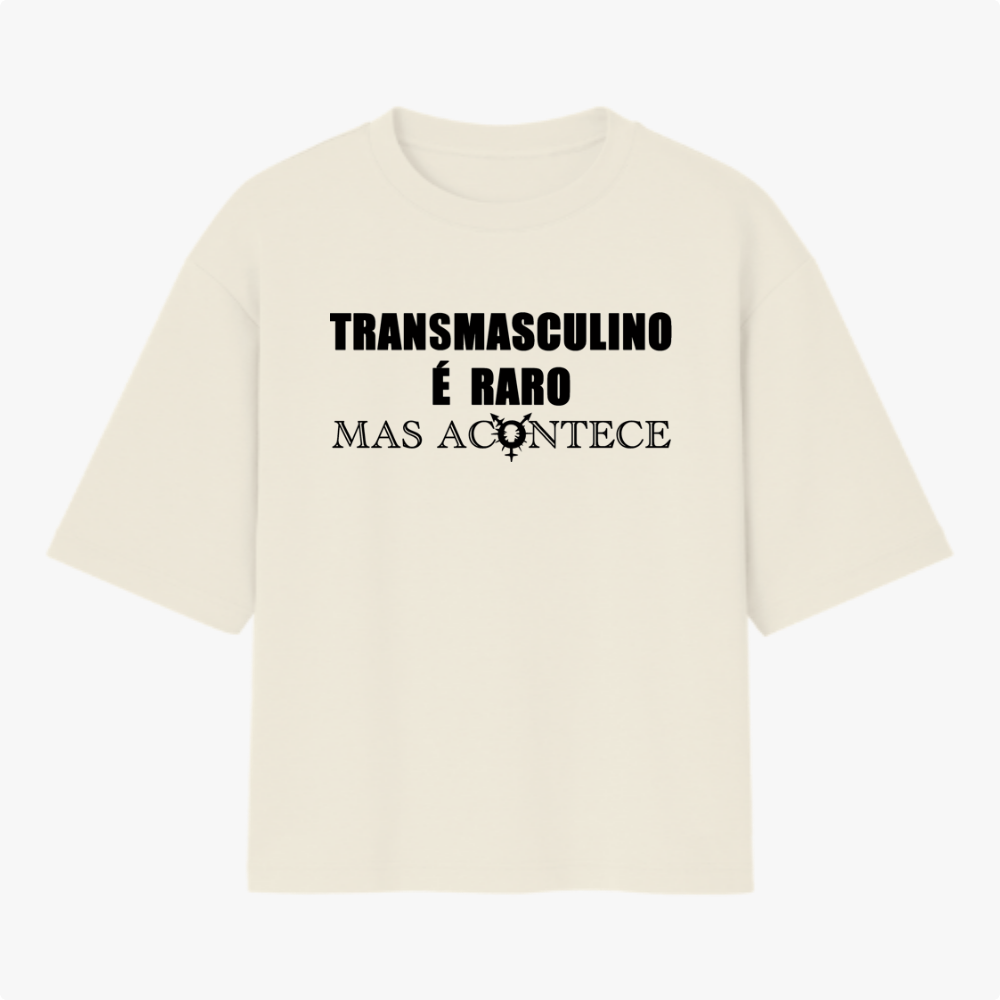 Camiseta com estampa frontal de texto "Transmasculino é raro mas acontece" e ícone; estampa traseira de gráfico circular com a palavra "TRANSVESTICO".