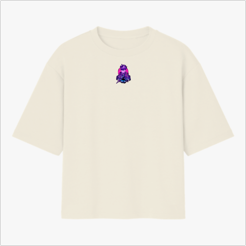 Camiseta com estampa frontal de figura estilizada meditando em tons vibrantes e estampa traseira de faca envolta em raios, acompanhada da palavra "Shadow".