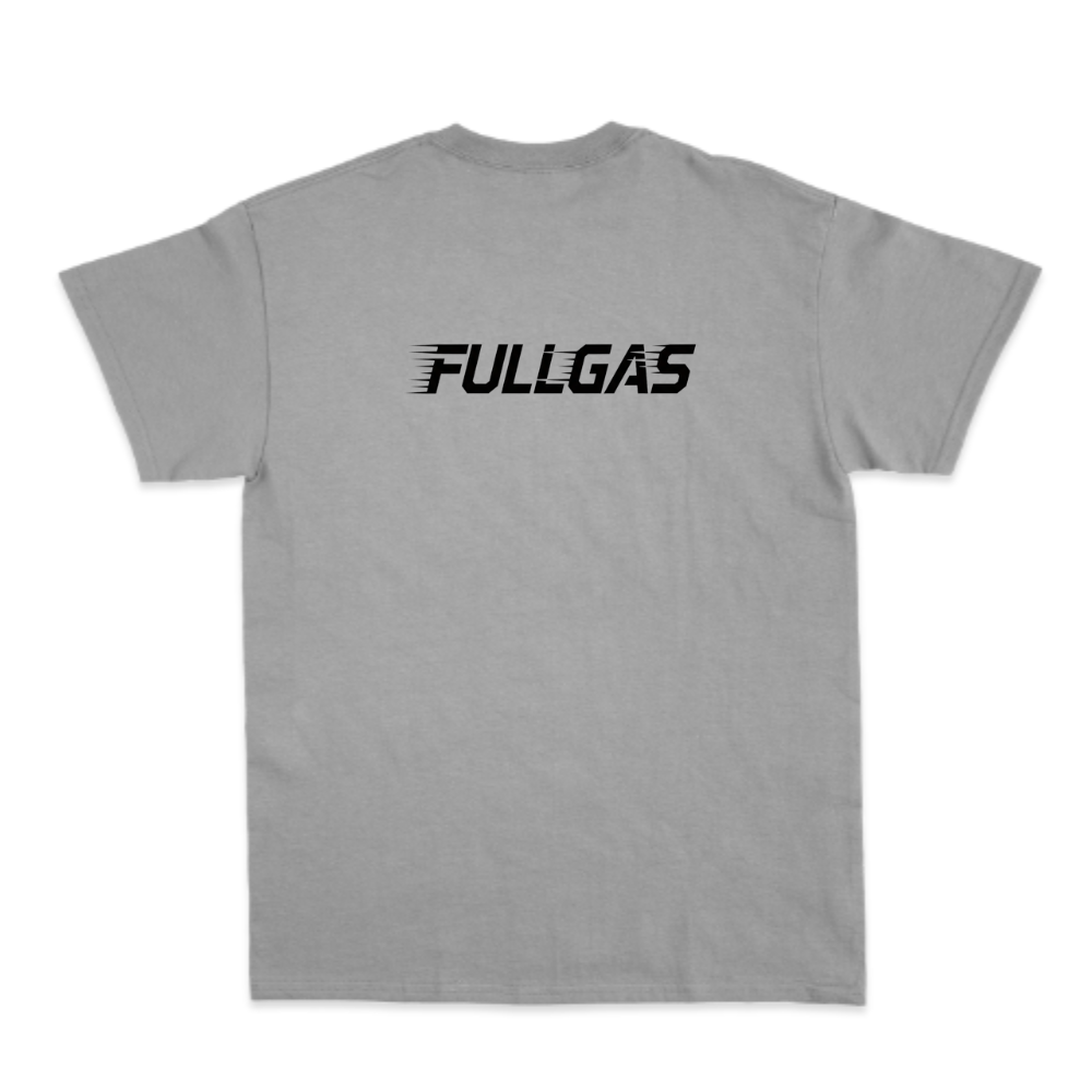 Camiseta com estampa frontal de carro com efeito de velocidade ao lado da palavra "FULLGAS" estilizada e estampa traseira de texto "FULLGAS" estilizado.