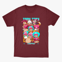 Camiseta com estampa frontal de personagens chibi usando diferentes chapéus rosa e azul, acompanhados de letras estilizadas em um tom vibrante.