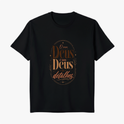 Camiseta com estampa frontal de texto estilizado "O meu Deus é um Deus de detalhes" e estampa traseira com pequeno logotipo "Santa Veste" acima de cruz.
