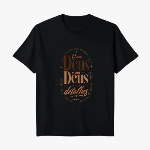 Camiseta com estampa frontal de texto estilizado "O meu Deus é um Deus de detalhes" e estampa traseira com pequeno logotipo "Santa Veste" acima de cruz.