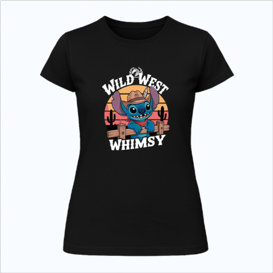 Camiseta com estampa frontal de personagem azul usando chapéu de cowboy, cercado por cactos e pôr do sol, com as palavras "WILD WEST WHIMSY".