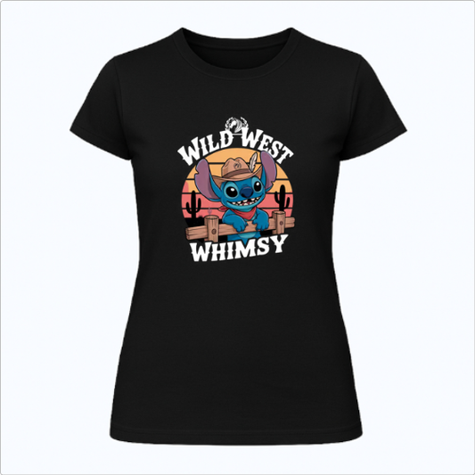 Camiseta com estampa frontal de personagem azul usando chapéu de cowboy, cercado por cactos e pôr do sol, com as palavras "WILD WEST WHIMSY".