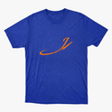 Camiseta com estampa frontal de letra cursiva estilizada acompanhada de pena afiada, formando um design fluido e elegante que se destaca visualmente.