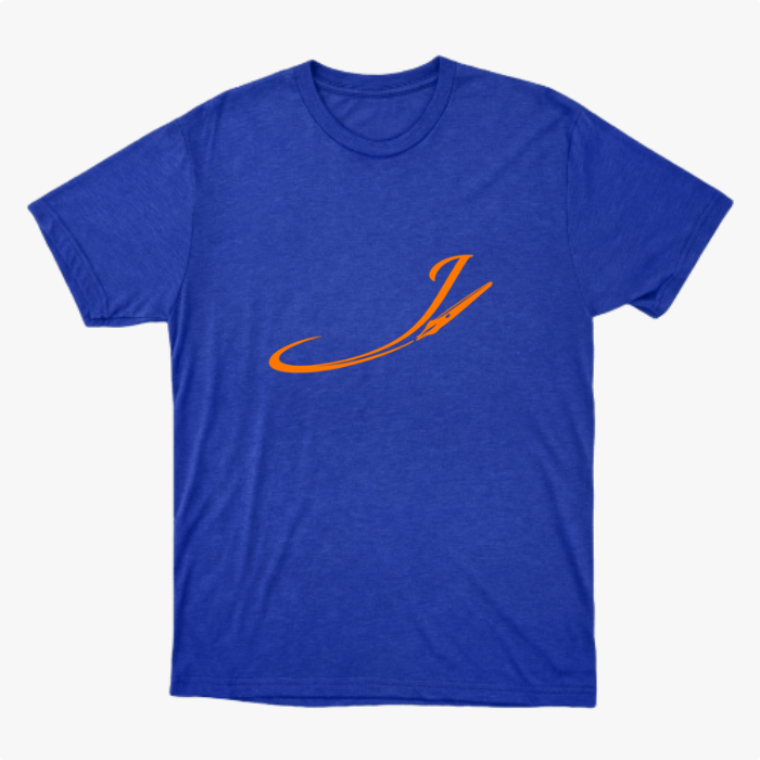 Camiseta com estampa frontal de letra cursiva estilizada acompanhada de pena afiada, formando um design fluido e elegante que se destaca visualmente.