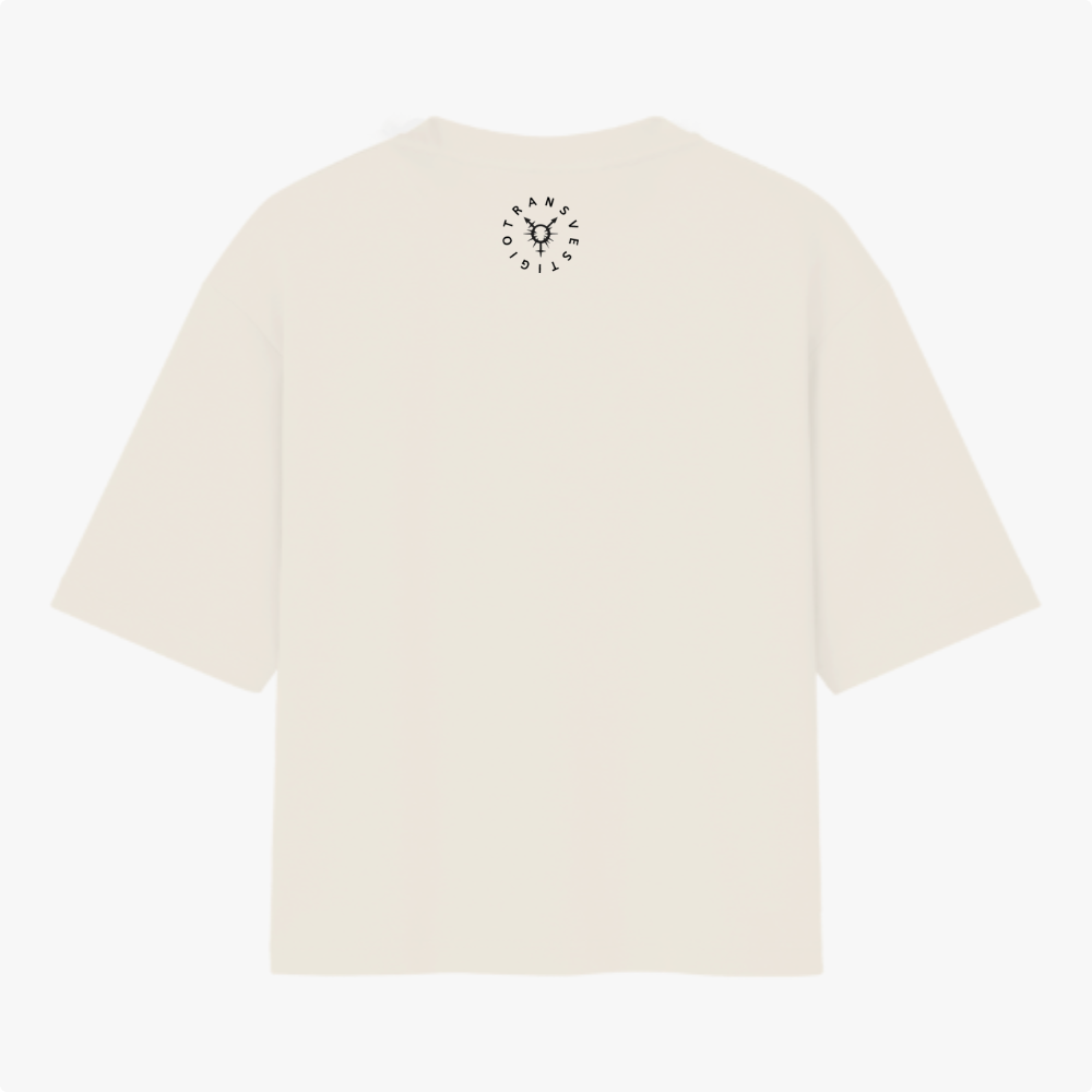 Camiseta com estampa frontal de coração estilizado e palavras em destaque ao redor, e estampa traseira de gráfico circular com palavras dispostas radialmente.
