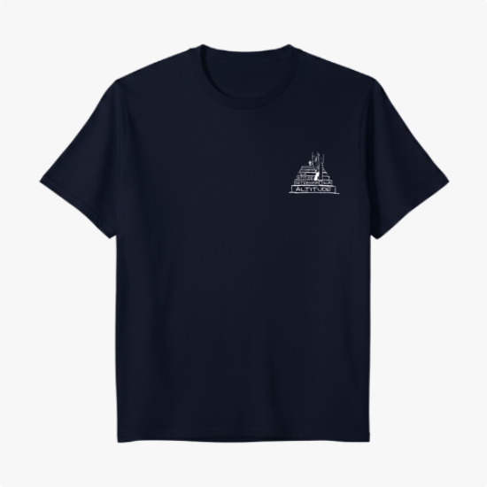 Camiseta com estampa frontal de uma estrutura piramidal com detalhes arquitetônicos e texto na base.