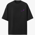 Camiseta com estampa frontal de traço curvado estilizado e estampa traseira de três máscaras teatrais, com uma sorrindo e duas expressando tristeza.