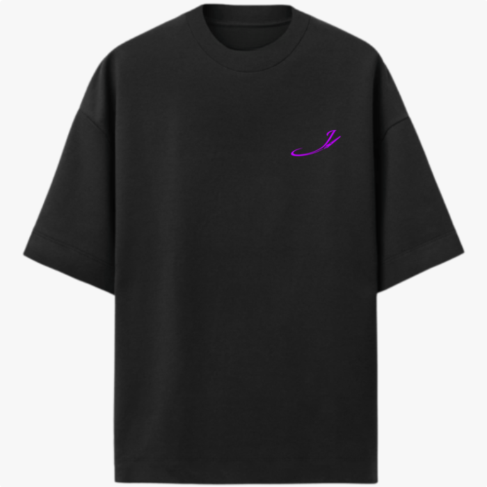 Camiseta com estampa frontal de traço curvado estilizado e estampa traseira de três máscaras teatrais, com uma sorrindo e duas expressando tristeza.