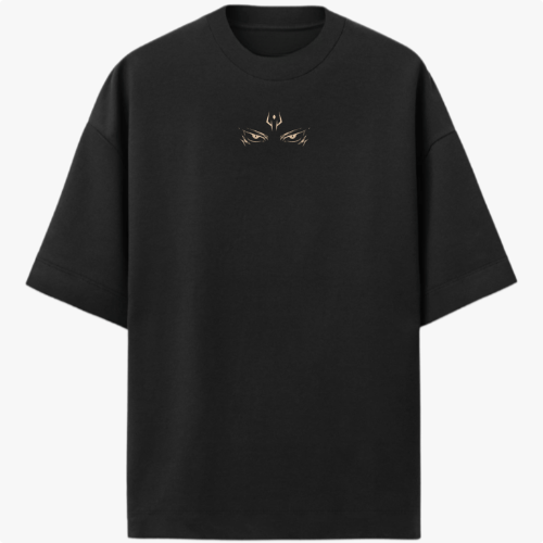 Camiseta com estampa frontal de olhos expressivos e símbolo enigmático acima, e estampa traseira de figura complexa entrelaçada por faixas.