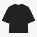 Camiseta com estampa frontal de texto "Forró é patrimônio" no lado superior esquerdo e estampa traseira de pequeno círculo ornamental no centro do colarinho.