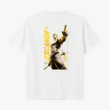 Camiseta com estampa frontal de texto "QUEM DECIDIU ISSO?" em formato de bigode e cabelos estilizados, e estampa traseira de personagem imponente nomeado "Escanor" em pose confiante, acompanhado de textos estilizados e elementos gráficos.