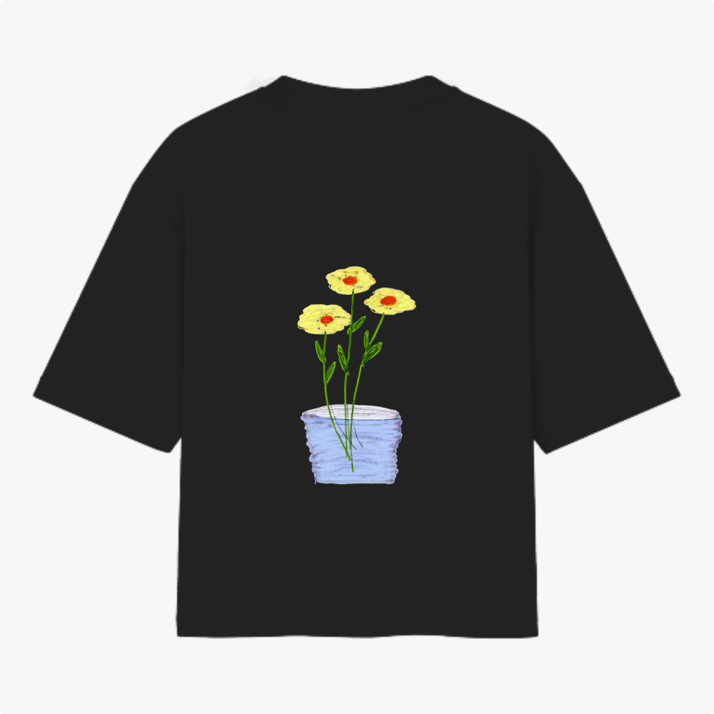 Camiseta com estampa frontal de texto em letras simples "Il raccolto è inevitabile." e estampa traseira de vaso azul com três flores amarelas e caule verde.