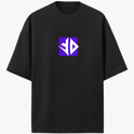 Camiseta com estampa frontal de um emblema icônico, apresentando um desenho semelhante a letras estilizadas em um fundo quadrado, envolvidas por um contorno distinto.