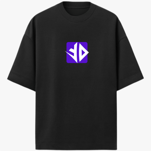 Camiseta com estampa frontal de um emblema icônico, apresentando um desenho semelhante a letras estilizadas em um fundo quadrado, envolvidas por um contorno distinto.