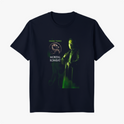 Camiseta com estampa frontal de personagem conhecido, com olhar intenso, rodeado por efeitos brilhantes e logotipo icônico ao lado esquerdo.