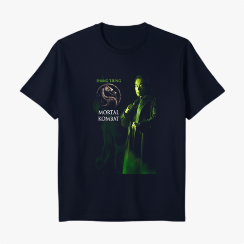 Camiseta com estampa frontal de personagem conhecido, com olhar intenso, rodeado por efeitos brilhantes e logotipo icônico ao lado esquerdo.