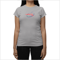 Camiseta com estampa frontal de texto estilizado "Lizzye" acompanhado por um arco colorido e uma estrela brilhante, compondo um visual dinâmico.