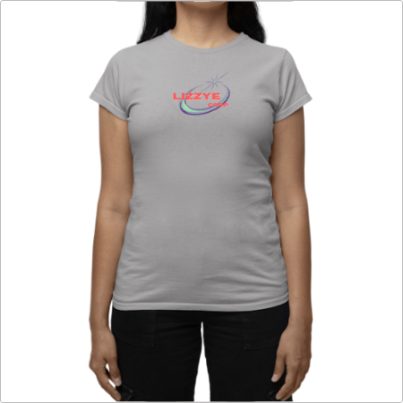 Camiseta com estampa frontal de texto estilizado "Lizzye" acompanhado por um arco colorido e uma estrela brilhante, compondo um visual dinâmico.