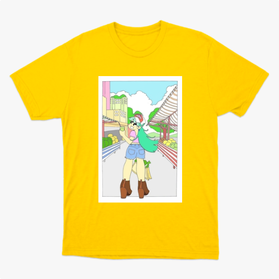 Camiseta com estampa frontal de desenho de uma jovem em cenário urbano, usando botas e gorro, carregando sacola, com prédios e céu ao fundo.