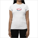Camiseta com estampa frontal de texto estilizado "Lizzye" acompanhado por um arco colorido e uma estrela brilhante, compondo um visual dinâmico.