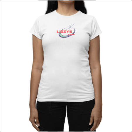 Camiseta com estampa frontal de texto estilizado "Lizzye" acompanhado por um arco colorido e uma estrela brilhante, compondo um visual dinâmico.