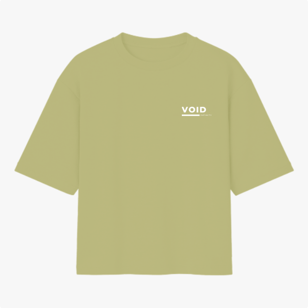 Camiseta com estampa frontal de texto "VOID" em letras maiúsculas seguido por uma linha horizontal, com uma inscrição menor logo abaixo do lado direito.