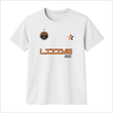 Camiseta com estampa frontal de logotipo circular com montanhas, estrela e texto "LIZZYE CORP." e estampa traseira de texto "LIZZYE CORP." e logotipo geométrico.