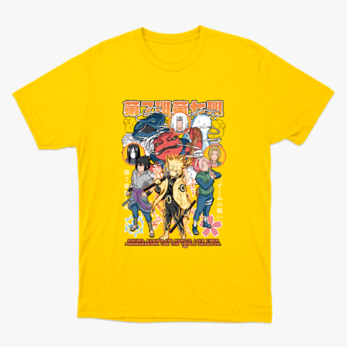 Camiseta com estampa frontal de personagens de anime em poses dinâmicas, rodeados por símbolos japoneses e detalhes florais, com texto em destaque.