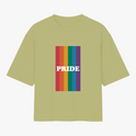 Camiseta com estampa frontal de listras verticais em tons do arco-íris, sobrepostas pela palavra "PRIDE" em letras maiúsculas brancas no centro.