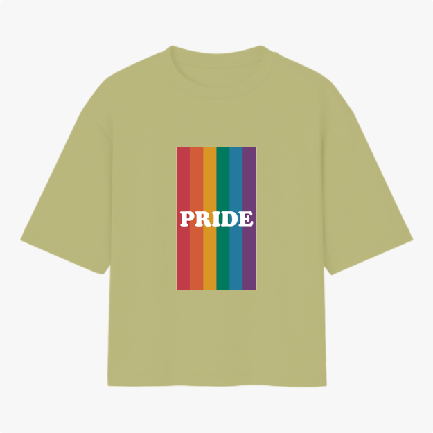 Camiseta com estampa frontal de listras verticais em tons do arco-íris, sobrepostas pela palavra "PRIDE" em letras maiúsculas brancas no centro.