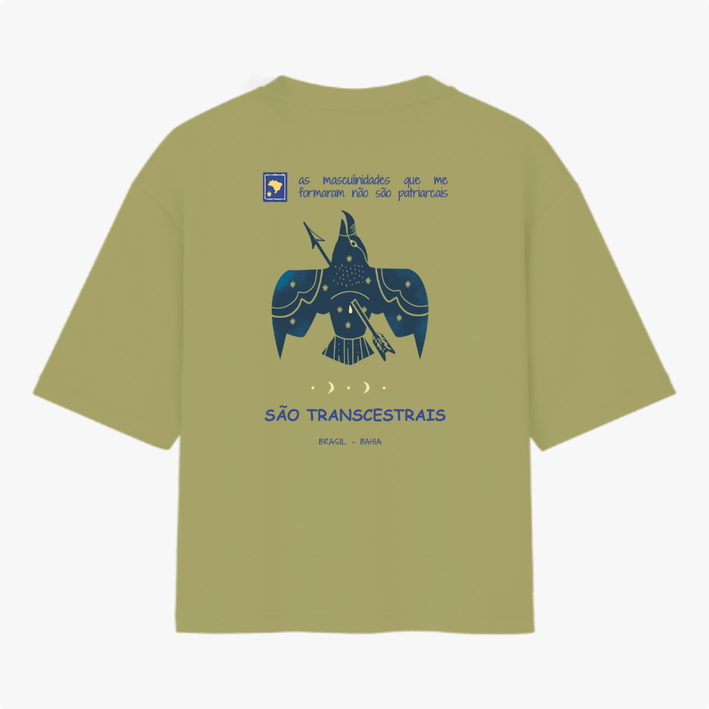 Camiseta com estampa frontal de figura geométrica abstrata e estampa traseira de pássaro estilizado com frases e elementos gráficos variados.