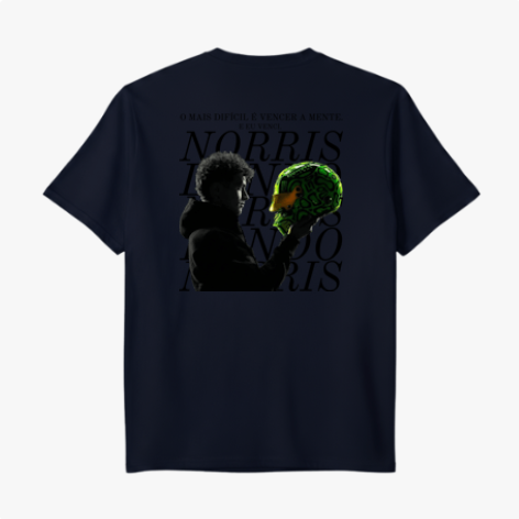 Camiseta com estampa frontal de número pequeno no peito e estampa traseira de pessoa olhando para um capacete com texto sobreposto em fundo escuro.
