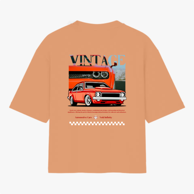 Camiseta com estampa traseira de carro vintage estilizado, com destaque para faróis e grade frontal, acompanhada da palavra "VINTAGE" e padrão quadriculado.