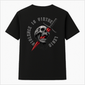 Camiseta com estampa frontal de frase estilizada "Violence is Virtue Legio" e estampa traseira de caveira perfurada por espada com inscrição ao redor.