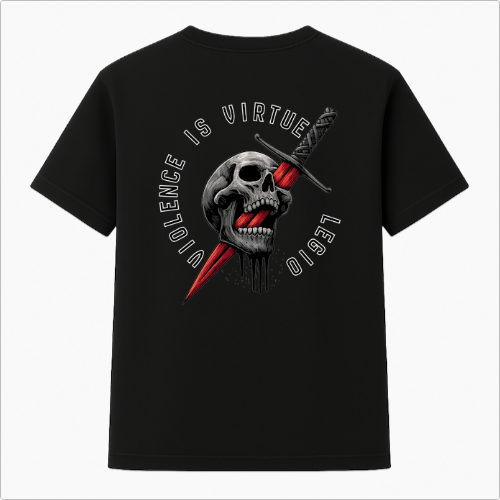 Camiseta com estampa frontal de frase estilizada "Violence is Virtue Legio" e estampa traseira de caveira perfurada por espada com inscrição ao redor.