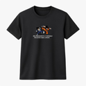 Camiseta com estampa frontal de dois personagens em poses dinâmicas e texto "meu treinamento é inspirado por estas duas lendas" centralizado.