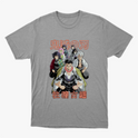 Camiseta com estampa frontal de cinco personagens de anime em pose determinada, com inscrição japonesa em destaque acima e abaixo das figuras.