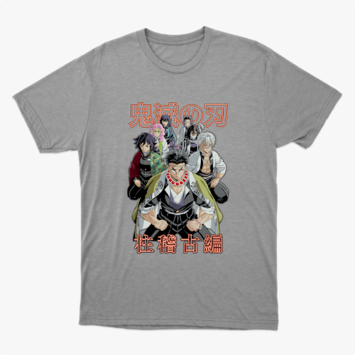 Camiseta com estampa frontal de cinco personagens de anime em pose determinada, com inscrição japonesa em destaque acima e abaixo das figuras.