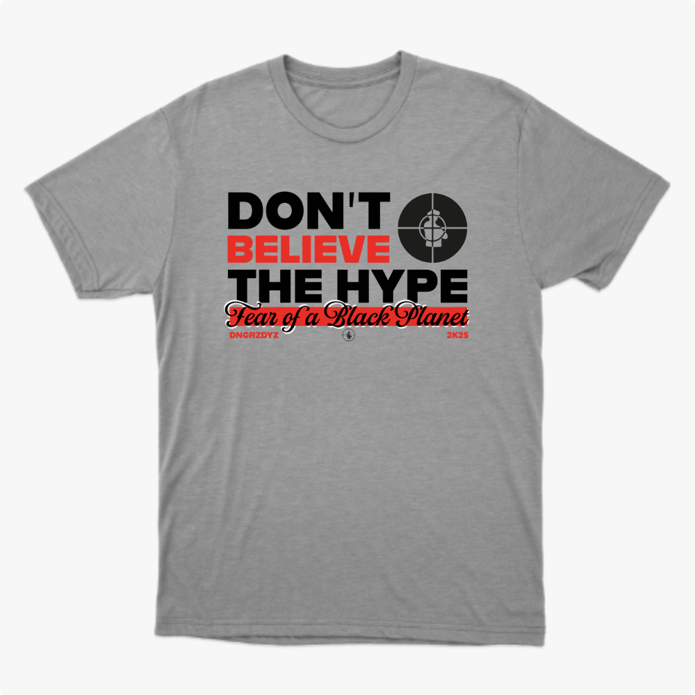 Camiseta com estampa frontal de texto "Don't Believe the Hype" em negrito, incluindo um alvo icônico e a frase decorativa "Fear of a Black Planet".