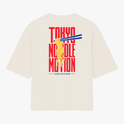 Camiseta com estampa frontal de logotipo estilizado "Hugame" no lado superior esquerdo e estampa traseira com texto "Tokyo Noodle Motion" e macarrão com hashis.