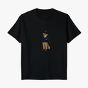 Camiseta com estampa frontal de uma raposa vestida em roupas casuais, olhando para cima com uma pequena estrela brilhando acima de sua cabeça.